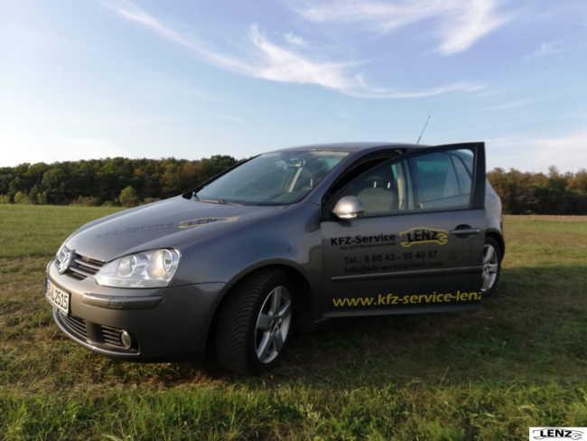 Ersatzfahrzeug mit Firmaufschrift KFZ-Service Lenz im Grünen