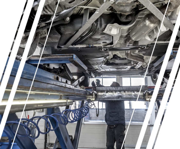 Abbildung zeigt die Abnahme einer Hauptuntersuchung auf der Hebebühne