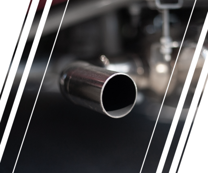 Abbildung zeigt ein Auspuffrohr bei dem eine Abgasuntersuchung druchgeführt wird